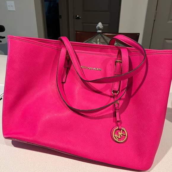 Michael Kors Jet Set Tote in Fuschia - Picture 2 of 9